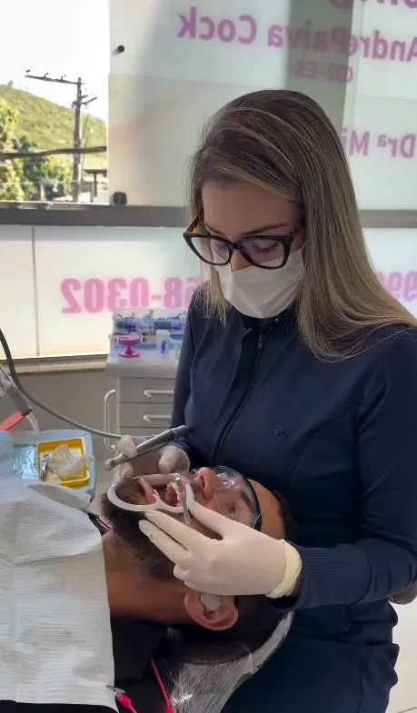 Dra. Milena Moreira realizando facetas em resina